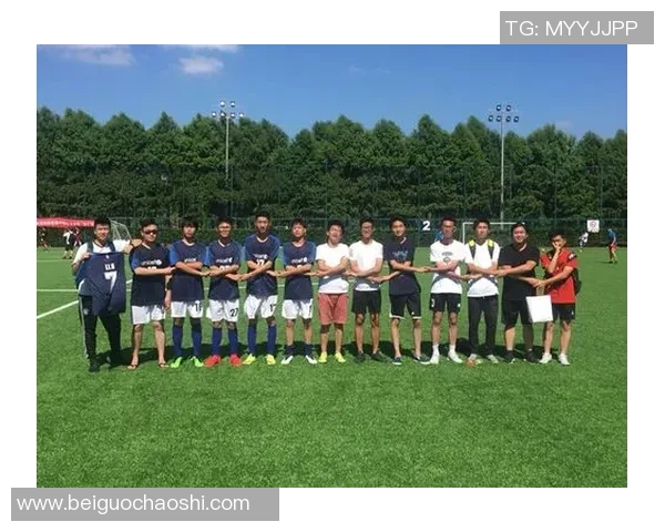 哈登与足球明星亲密合影展现跨界友谊与运动精神的完美结合 哈登与足球明星亲密合影展现跨界友谊与运动精神的完美结合