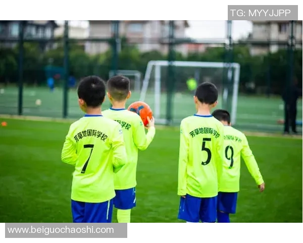 幼儿足球明星海报展示小小球员的梦想与激情的精彩瞬间 幼儿足球明星海报展示小小球员的梦想与激情的精彩瞬间